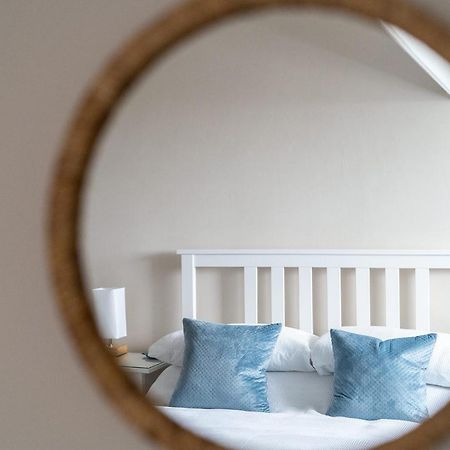 Stowaways Loft Apartment Whitby Bagian luar foto