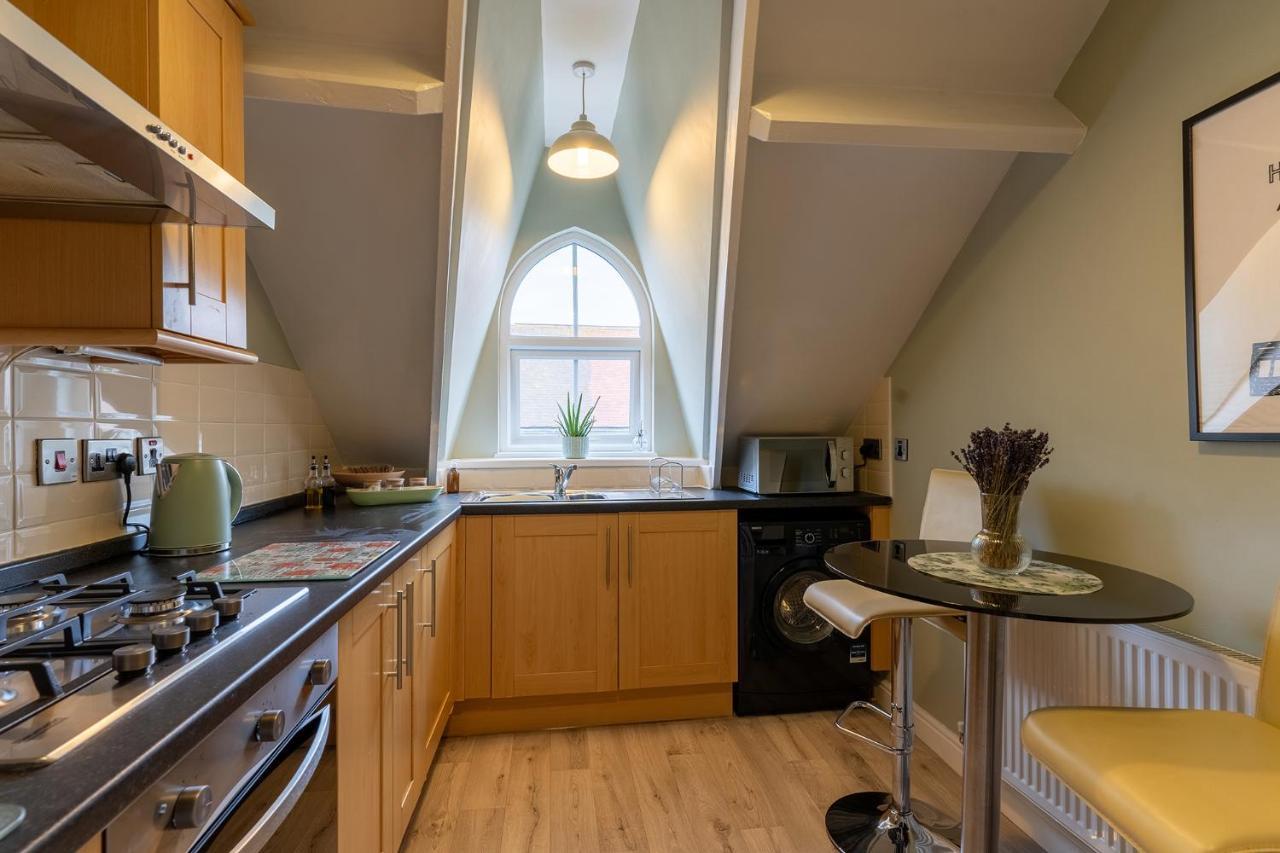 Stowaways Loft Apartment Whitby Bagian luar foto