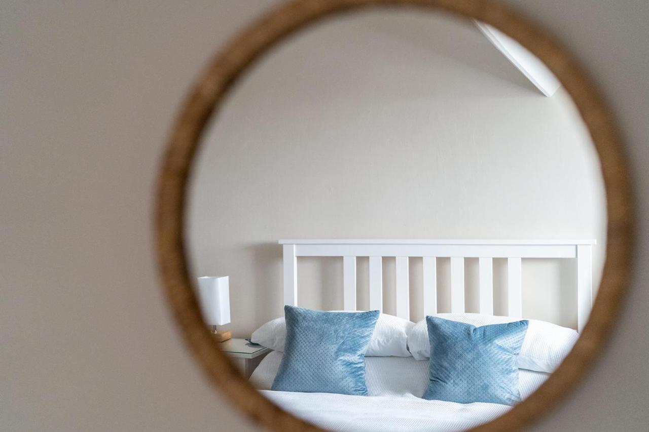 Stowaways Loft Apartment Whitby Bagian luar foto