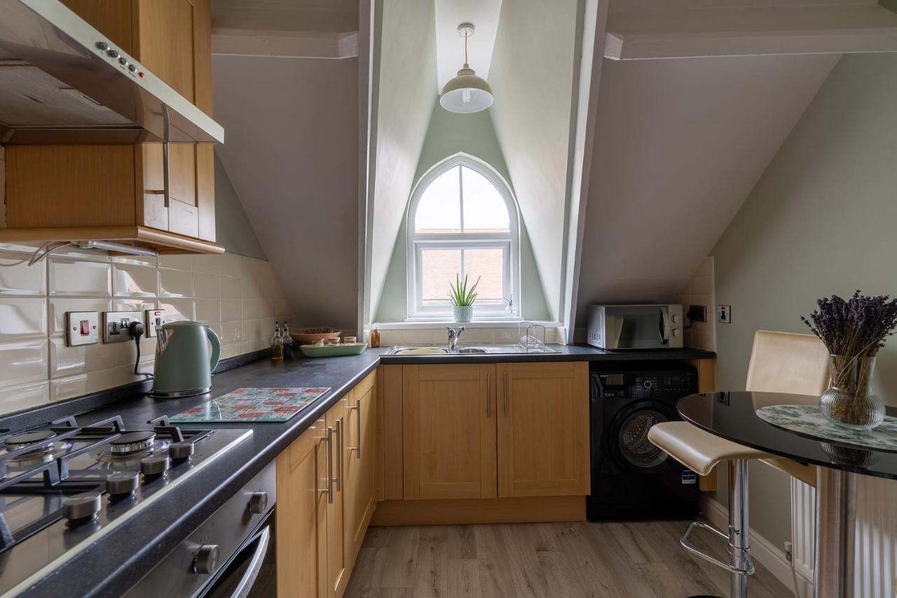 Stowaways Loft Apartment Whitby Bagian luar foto